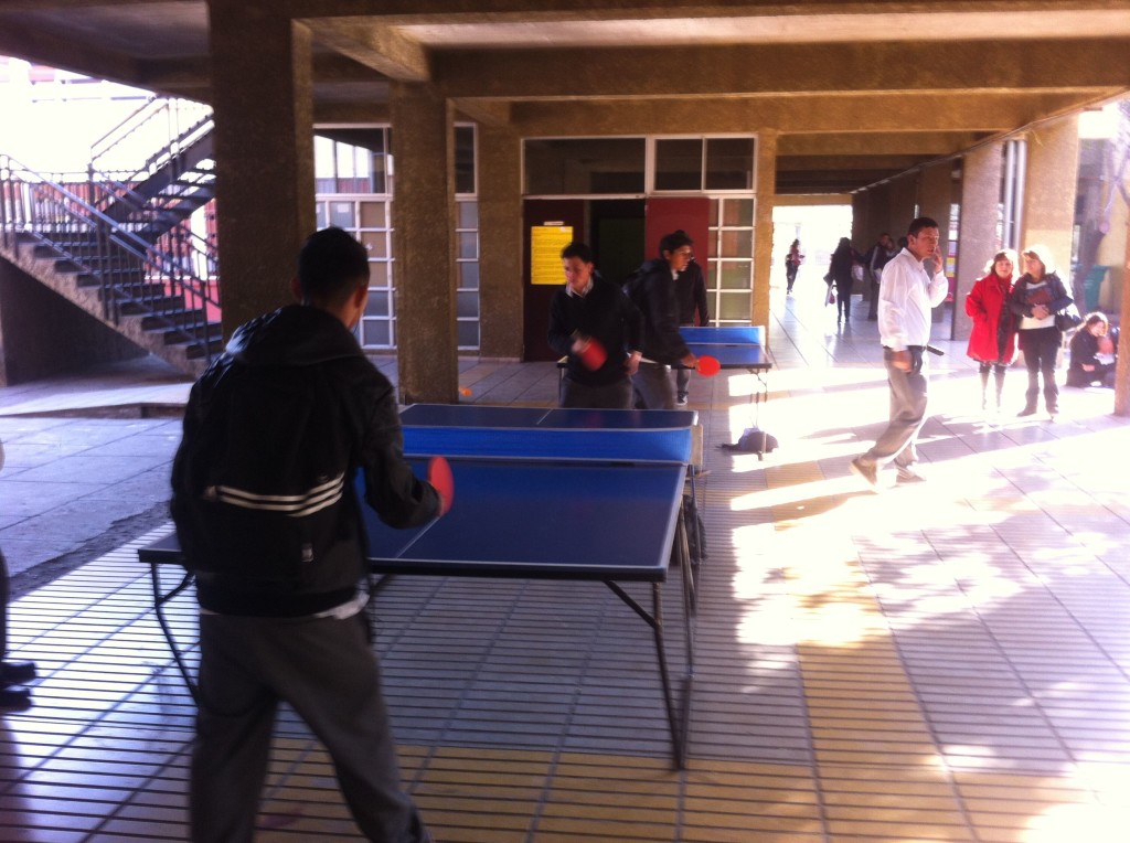 Positivo efecto han producido mesas de ping pong que ex alumno regaló al liceo. También hizo importante aporte para proyecto de radio de los estudiantes